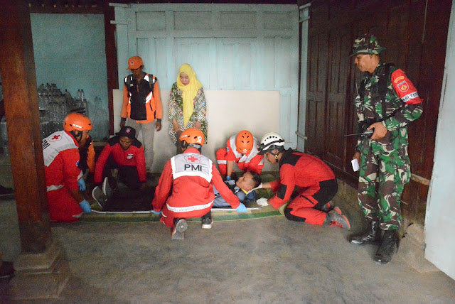Evakuasi Lansia Akibat Erupsi Gunung Merapi (Sekenario latihan)
