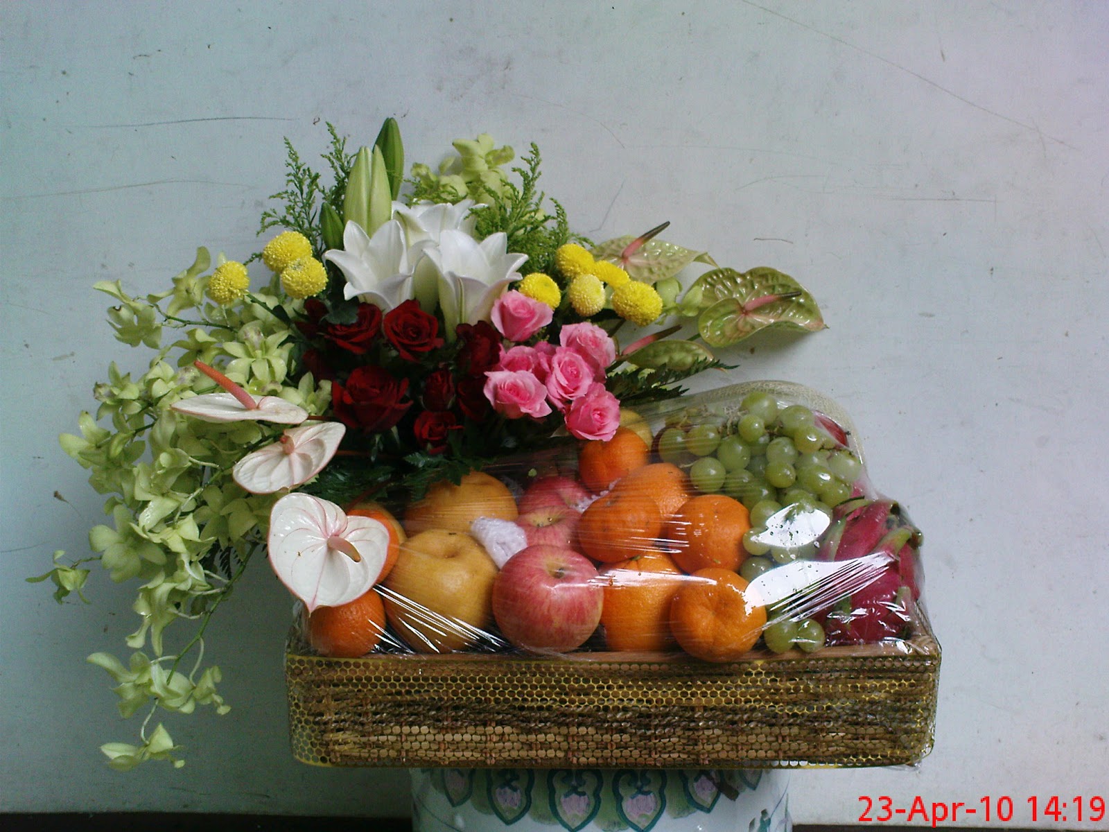 Parcel Dengan Hiasan  Bunga  indie florist