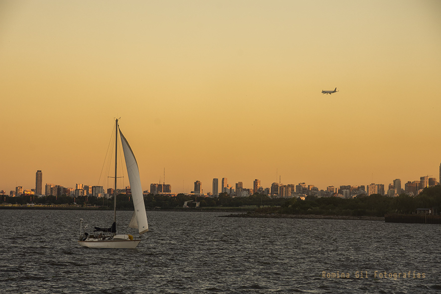 velero en la costa del río de la plata en un atardecer