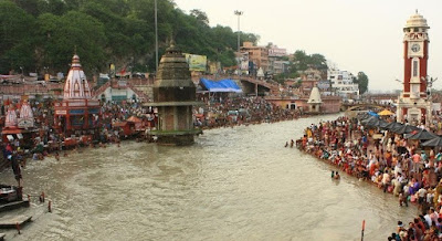   वर्ल्ड वाइड फंड फोर नेचर (WWF) द्वारा जारी एक रिपोर्ट के अनुसार गंगा विश्व की सबसे अधिक संकटग्रस्त नदियों में से एक है। रिपोर्ट में यह भी कहा गया कि लगभग सभी दूसरी भारतीय नदियों की तरह गंगा में लगातार पहले बाढ़ और फिर सूखे की स्थिति पैदा हो रही है।    देश के सबसे पवित्र स्थानों में शामिल ऋषिकेश, हरिद्वार, प्रयाग और काशी, गंगा के तट पर स्थित हैं। इसके अलावा केदारनाथ, बद्रीनाथ और गोमुख गंगा और उसकी उपनदियों के किनारे स्थित तीर्थ स्थानों में से एक हैं।जिन चार स्थानों पर कुंभ मेला लगता है, उनमें से दो शहर हरिद्वार और प्रयाग गंगा तट पर स्थित हैं।    गंगा नदी के बारे में WWF की रिपोर्ट  रिपोर्ट के अनुसार गंगा ऋषिकेश से ही प्रदूषित हो रही है। गंगा के किनारे लगातार बसायी जा रही बस्तियों चन्द्रभागा, मायाकुंड, शीशम झाड़ी में शौचालय तक नहीं हैं।इसलिए यह गंदगी भी गंगा में मिल रही है। कानपुर की ओर 400 किलोमीटर विपरीत जाने पर गंगा की दशा सबसे दयनीय दिखती है। ऋषिकेश से लेकर कोलकाता तक गंगा के किनारे परमाणु बिजलीघर से लेकर रासायनिक खाद तक के कारखाने लगे हैं जिसके कारण गंगा लगातार प्रदूषित हो रही है। गंगा के पानी में विषैले हानिकारक तत्व मिलकर इसे विश्व की सबसे भयावह नदियों में से एक बनाते हैं। इसका एक अन्य सबसे महत्वपूर्ण कारण इसमें प्रत्येक वर्ष भारी बाढ़ आना तथा फिर सूखे की स्थिति झेलना है।    गंगा नदी के बारे में जानकारी    देश की सबसे प्राचीन और लंबी नदी गंगा उत्तराखंड के कुमायूं में हिमालय के गोमुख नामक स्थान पर गंगोत्री हिमनद से निकलती है। गंगा के इस उद्गम स्थल की ऊंचाई समुद्र तल से 3140 मीटर है। उत्तराखंड में हिमालय से लेकर बंगाल की खाड़ी के सुंदरवन तक गंगा विशाल भू-भाग को सींचती है. गंगा भारत में 2,071 किमी और उसके बाद बांग्लादेश में अपनी सहायक नदियों के साथ 10 लाख वर्ग किलोमीटर क्षेत्रफल के अति विशाल उपजाऊ मैदान की रचना करती है। यमुना गंगा की सबसे प्रमुख सहायक नदी है, जो हिमालय की बंदरपूंछ चोटी के यमुनोत्री हिमखण्ड से निकलती है। गंगा उत्तराखंड में 110 किमी, उत्तर प्रदेश में 1,450 किलोमीटर , बिहार में 445 किमी और पश्चिम बंगाल में 520 किमी का सफर तय करते हुए बंगाल की खाड़ी में मिलती है।    डब्ल्यूडब्ल्यूएफ के बारे में जानकारी  पर्यावरण संरक्षण हेतु विश्वव्यापी कोष का गठन वर्ष 1961 में हुआ तथा उसी वर्ष इसका पंजीकरण एक गैर-लाभकारी संगठन के रूप में हुआ। यह संगठन पर्यावरण के संरक्षण, अनुसंधान एवं रख-रखाव संबंधी मामलों पर कार्य करता है। डब्ल्यूडब्ल्यूएफ के प्रमुख उद्देश्य हैं - आनुवंशिक जीवों और पारिस्थितिक विभिन्नताओं का संरक्षण करना। यह सुनिश्चित करना कि नवीकरण योग्य प्राकृतिक संसाधनों का प्रयोग पृथ्वी के सभी जीवों के वर्तमान और भावी हितों के अनुरूप हो रहा है अथवा नहीं। इसका अन्य उद्देश्य प्रदूषण, संसाधनों और उर्जा के अपव्ययीय दोहन और खपत को न्यूनतम स्तर पर लाना भी है।