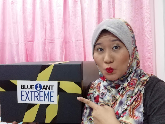 KISAH SERAM BERSAMA BLUE ANT EXTREME - Haiii..Assalamualaikum dan selamat sejahtera korang. Lama nau mummy dok fikir dan macam mana nak siapkan entri kisah seram ni. Korang ada kisah seram yang nak di kongsikan tak? Sebenarnya, mummy ni boleh di kategorikan dalam manusia yang penakut jugaklah. Sebab tu, entri seram kisah bab hantu ini kejung je tangan nak siapkan huhu.  KISAH SERAM BERSAMA BLUE ANT EXTREME  Oleh kerana KISAH SERAM BERSAMA BLUE ANT EXTREME ini melibatkan giveaway. Yakni, mummy nak bagi HADIAH PERCUMA pada readers mummy. Hadiah buat korang yang ada cerita seram atau ada kisah hantu yang nak di ceritakan. Maka, gigihlah mummy siapkan entri ini untuk war-warkan pada korang semua.     KISAH SERAM MUMMY  Mummy pun ada kisah seram jugak, takkan korang je ada kisah seram kan !   Okay.. Apa korang akan buat, kalau terjumpa benda yang agak seram, ye? Saat itu, mulut terkumat kamit. Tapi, satu surah biasa pun kau sendiri tak boleh nak keluar dari mulut kau.  Mulut bagaikan terkunci, otak pulak seakan beku seketika. Fikiran semakin takut dan takut.  Tak tahu apa perlu buat 😭 ketika itu. Hanya berpelukan dengan rakan di sebelah sehingga lembaga itu pergi 👻  Haaa....dari cerita ni korang akan lari ke duduk dendiam? Mummy? Pengalaman itu, memang pengalaman mummy. Kami bertiga atas katil. Apa yang kami boleh buat? Kejung je lah kat situ...huhu. Tak mampu buat apa pun !  Alhamdulillah, 👻 pergi jua 😥  Kisah ini, mummy alaminya sendiri bersama 3 rakan dalam dorm (biarlah rahsia nama dorm dan kolej itu) UiTM Arau Perlis.  Menggigil, jangan cakaplah!  GIVEAWAY : BLUE ANT EXTREME      Hadiah GIVEAWAY BLUE ANT EXTREME adalah berbentuk goodie bag esklusif Blue Ant Extreme. Contoh hadiah seperti di atas. Tetapi bab hadiah ini, bergantung kepada pihak penganjur juga ye ! Apa-apa pun.... hadiah dari penganjur BLUE ANT EXTREME ini memang berkualiti dan BEST !  Macam mana nak sertai GIVEAWAY BLUE ANT EXTREME?  Senang je GIVEAWAY BLUE ANT EXTREME :-  1. Kongsikan kisah seram paranormal korang  2. Post di Instagram sahaja seperti : https://www.instagram.com/p/Bv7HixXg3Za/  3. Jangan lupa tag mummy di instagram @azlinda.alin dan penganjur @blueantextreme   4. Hashtag pula : #paranormalsurvivorS4#blueantextreme #malaysiaparanormalsurvivor   Tarikh tutup 25 April 2019         Kisah ini sempena dengan premier Paranormal Survivor S4 pada 9 April 2019 (Selasa) jam 10.55pm di Blue Ant Extreme (Unifi TV CH 474).