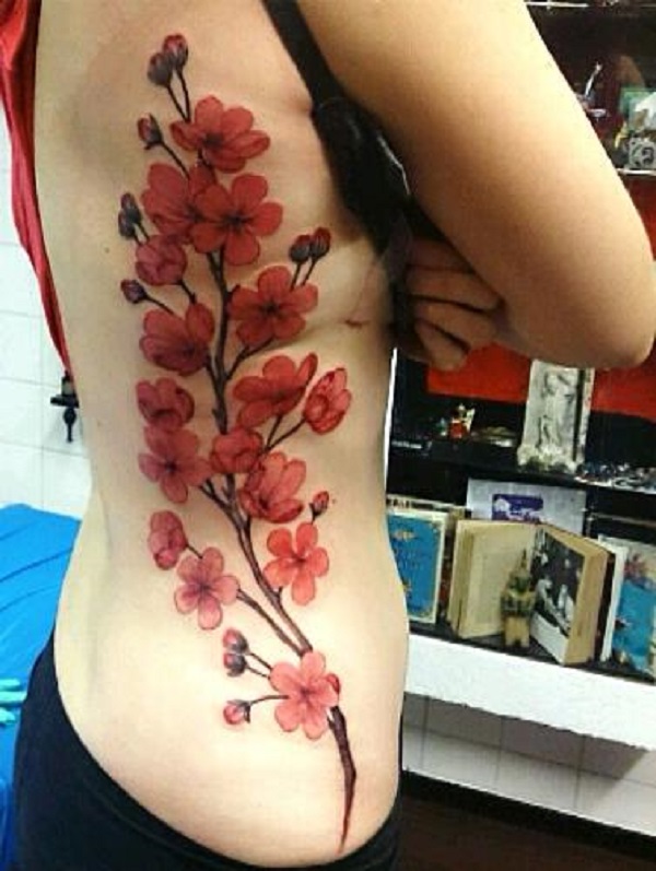 Maravilhoso olhando a flor de cerejeira tatuagem no lado do corpo. Fechou no vermelho e em aquarela tema, o projeto parece absolutamente lindo e apaixonante. (Foto: Fontes de imagem)