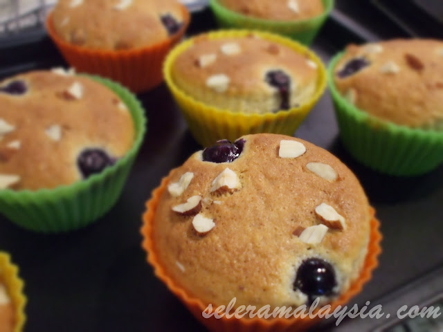 Almond and Blueberry Cakes