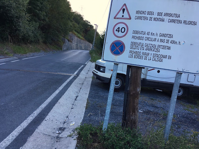 Cartel de alerta del peligro de la carretera