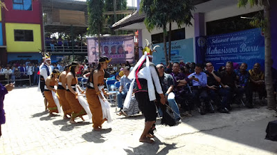 Unitri Sajikan Kesenian Nusantara Saat Upacara Penerimaan Mahasiswa Baru, tarian sumba barat daya