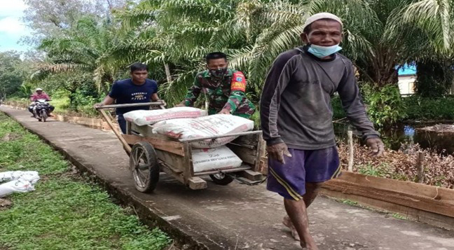 Melihat Kekompakan TNI dan Warga di Lokasi TMMD Ke-111 Kodim 1207/Pontianak