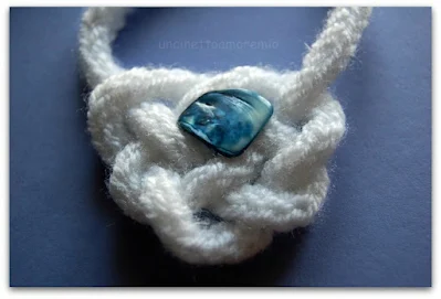Collana ad uncinetto con nodo irlandese e madreperla