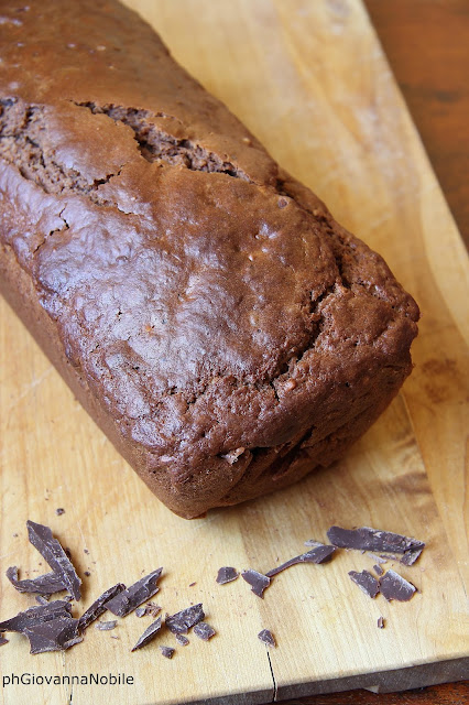 Cake al cioccolato con nocciole, yogurt e limone