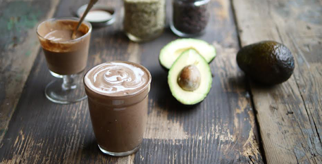 Smoothie cu avocado, cacao, afine si spirulina