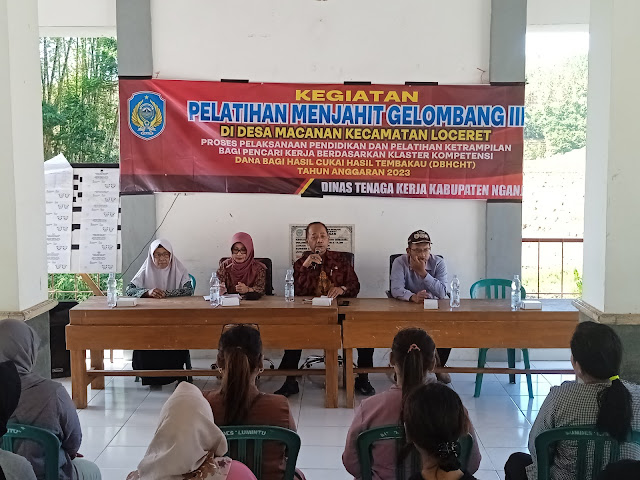 Kepala Disnaker Kabupaten Nganjuk, Supiyanto, memberikan sambutan dalam kegiatan pelatihan menjahit di Balai Desa Macanan, Kecamatan Loceret, Kabupaten Nganjuk, Kamis 13 Juli 2023