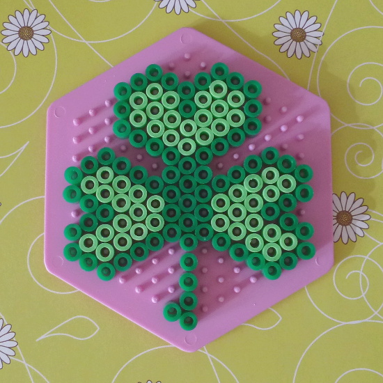 3 leaf clover green shamrock pattern pink pegboard