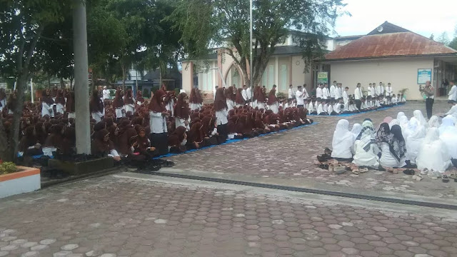 Bripka Rahmat Hidayat Isi Tausiah di SMA Negeri 1 Bireuen