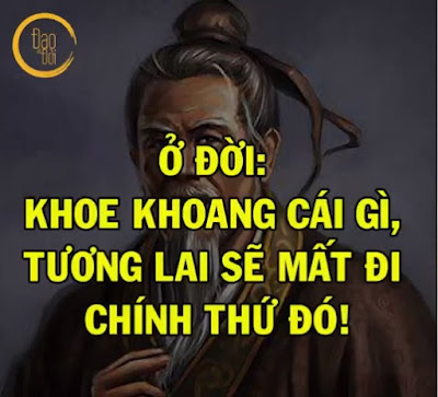 Ở ĐỜI: KHOE KHOANG CÁI GÌ, TƯƠNG LAI SẼ MẤT ĐI CHÍNH THỨ ĐÓ! Nếu bạn khoe khoang về cái gì thì bạn sẽ thất bại về cái đó, vì thế là người có năng lực, bạn không nhất thiết phải nói ra mà hãy để người khác tự đánh giá về mình. Hãy ghi nhớ những lời dạy dưới đây để tích phúc báo. Đời người có 3 thứ không thể nói: Cái tốt của bản thân mình. Những điều không tốt của người khác. Kế hoạch tương lai của bản thân. Bạn càng hãnh diện về cái gì, thì lại càng dễ mất đi cái đó! Có thể bạn sẽ nói: Cái đáng tự hào là sự thành thật, vậy tại sao khoe khoang lại không thể được? Nhưng bạn có biết khi bạn khoe khoang là bạn đang tự hạ thấp giá trị chính mình, tự cho người đối diện thấy mình là ai và chính bạn đang vô tâm làm tổn thương người khác, tự cho rằng mình cao hơn họ, một khi người đó bị bạn làm tổn thương, liệu họ có còn đối xử tốt với bạn nữa không? Khoe khoang vẻ đẹp bề ngoài, thì phải cẩn thận kẻo sau này bạn lại trở thành một người xấu xí. Bạn khoe khoang sự giàu có, thì phải cẩn thận sau này sẽ bị phá sản. Bạn khoe khoang thành tích học tập tốt, thì phải cẩn thận kẻo sau này thi không đỗ. Tốt nhất là bạn không nên tự hào khoe khoang con cái trong nhà thế nào. Đó cũng là giúp con bạn bớt đi kẻ thù, để khiến cho người đời và quỷ thần không ganh tỵ với chúng, mà ngược lại khiến họ bảo vệ và ủng hộ chúng mới phải. Khoe khoang cái gì, thì phải cẩn thận kẻo tương lai sẽ đánh mất đi chính cái đó! Lấy ví dụ, bạn có viên ngọc quý, bạn đi đâu cũng khoe ra cho người khác xem. Như vậy ma quỷ sẽ rất muốn hủy hoại viên ngọc của bạn. Theo đó, chúng sẽ lợi dụng những người có tâm địa xấu để thực hiện ý đồ của mình. Con người thường tự hủy hoại đi công đức của mình trong những trường hợp thế nào? Chính là, hãnh diện về công đức của mình, hãnh diện về việc tu hành của mình, khoe khoang bản thân được hưởng số may mắn. Nho gia có câu: Họa phúc của một người còn phải xem người đó khiêm tốn hay kiêu ngạo. Con người, không nên tùy tiện nói ra những việc chưa hoàn thành và các kế hoạch của tương lai. Nhân quả, nói ra rồi sẽ thay đổi. Cũng giống như ân oán trong nhân gian, nói thẳng ra nhân quả thì có thể sẽ khiến nặng thêm hoặc sẽ gặp phải báo ứng. Vẫn chưa làm xong xuôi, mà nói trắng ra là một điều kiêng kỵ. Trong Mật Tông, chính là khuyên răn con người không nên tùy tiện nói ra kế hoạch, những việc chưa hoàn thành. Đây được coi là việc riêng tư. Trừ khi là đã hoàn thành, khỏi hết bệnh, khi hóa giải hết mới có thể tiết lộ một chút vừa phải, hơn nữa phải giấu tên giấu tuổi. Trong kinh Lăng nghiêm có viết: “Tính cuồng dừng lại thì chính là dừng ở cõi Phật”. Tính cuồng ở đây là nói tính ngông cuồng tự đại, cả mơ ước viển vông và thái độ coi thường người khác của bạn. Kiểu người luôn vỗ ngực cho mình là thông minh nhất, chỉ biết mình cái gì cũng hơn người. Do đó nếu bạn có thể bỏ đi cái tính khoe khoang, kiêu ngạo của bản thân mình, thì đây là điều rất tốt cho bạn. ______ Nguồn: