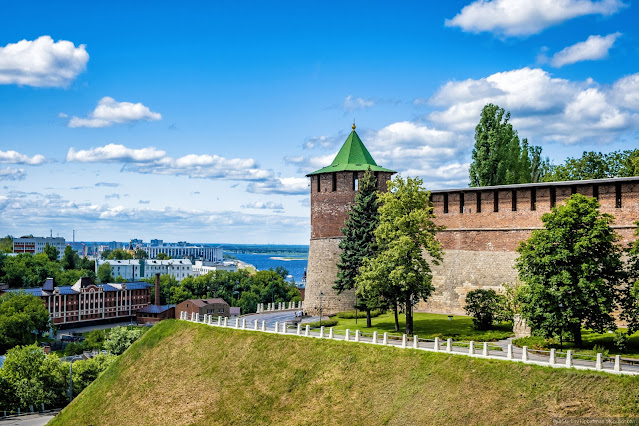 Круглая башня Нижегородского кремля на холме