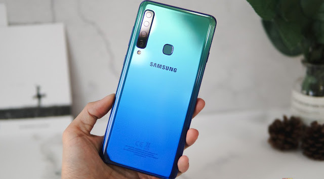 Mở hộp Galaxy A9 mới 2018: Mặt lưng chuyển màu ấn tượng, 4 camera và selfie với sticker thuần Việt