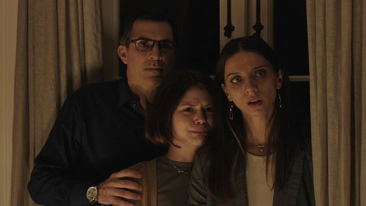 Paul Schneider, Lia McHugh e Angela Sarafyan como John, Anna e Jessica no filme 'A Casa no Bayou'