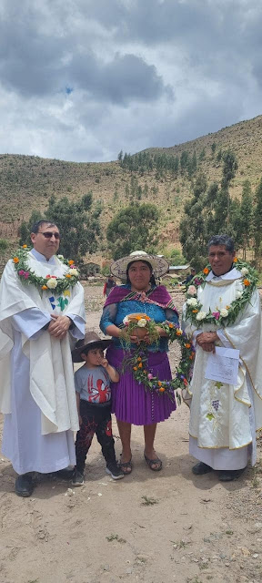 Wir sammeln uns vor der kleinen Bergkirche in Marcoma Bolivien, um diese nach der großen Renovation wieder einzuweihen.
