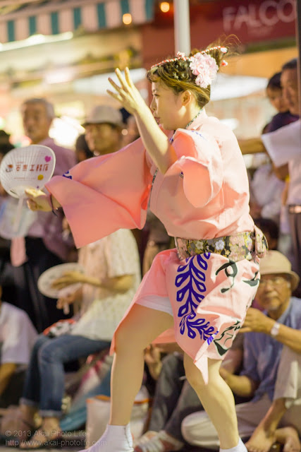 三鷹阿波踊り  りずむ連の女性の男踊り　うちわ