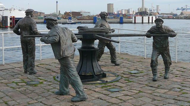 Statue de quatre hommes manoeuvrant un cabestan, à Helsingborg