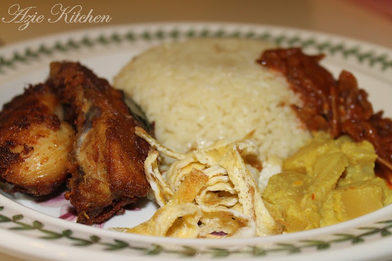 Nasi Lemak Dengan Ayam Goreng Berempah - Azie Kitchen