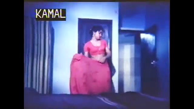 Drunken Mallu Aunty Pallu Drop and Showing Huge Deep Cleavage Very Tempting Unseen