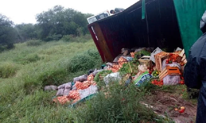 Volcó un camión cargado con verduras en Monte Comán