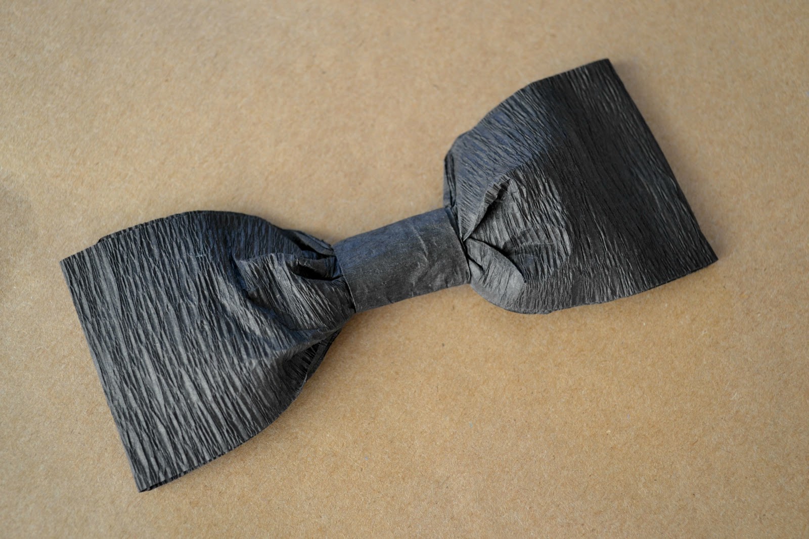 DIY Crepe paper bow tie, DIY crepe paper bowties, Bow Tie topiary, How ...
