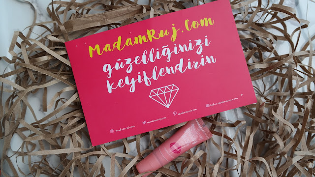 Essence Glossy Kiss Lip Balm - Raspberry Kiss Ahududulu