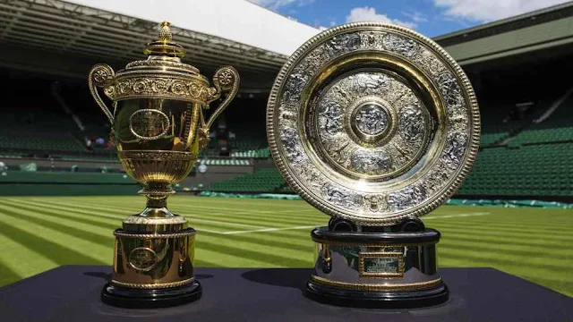 Os troféus de Wimbledon na quadra de grama
