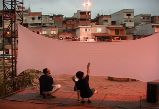 Cena do filme "Cinema na Quebrada", dirigido por Rose Satiko. Clique para ampliar