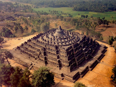 juta balok kerikil vulkanik dan disatukan menjadi pahatan kerikil candi yang luar biasa menawan Candi Borobudur, Keajaiban Dunia dari Indonesia