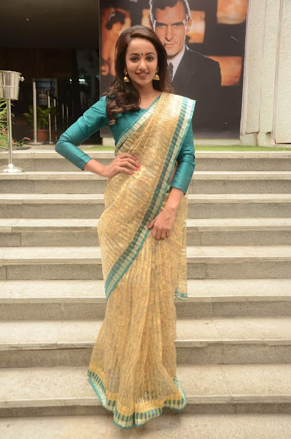 Tejaswi madivada in saree latest images