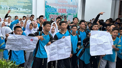 Siswa aksi demo depan sekolah SMK N 1 Lubuklinggau, Jumat (23/5/2025) tuntut oknum guru cabul ditindak