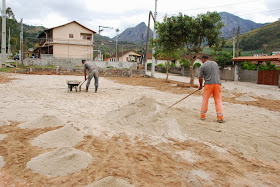 Trabalhadores da Prefeitura fazem serviço de nivelamento do terreno para reforma da Praça do Cruzeiro, em Vieira