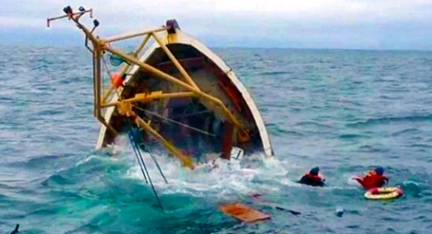 المهدية / انقاذ 10 بحارة وفرق الغوص تبحث عن مفقودين اثر غرق مركب في ظروف غامضة 