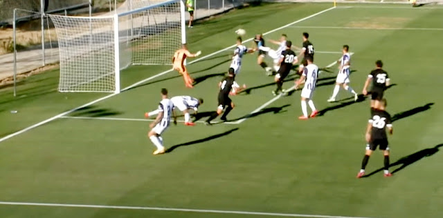 Etxaburu cabecea desde cerca para batir a Masip. REAL VALLADOLID C. F. 2 S. D. AMOREBIETA 2 (5-3 en los penaltis). 06/08/2021. I Trofeo Villa de Zaratán. Zaratán, Valladolid, España, campo El Plantío. GOLES: 0-1: 28’, Etxaburu. 1-1: 60’, Kiko Olivas. 1-2: 66’, Ozkoidi. 2-2: 86’, Nacho, de penalti.