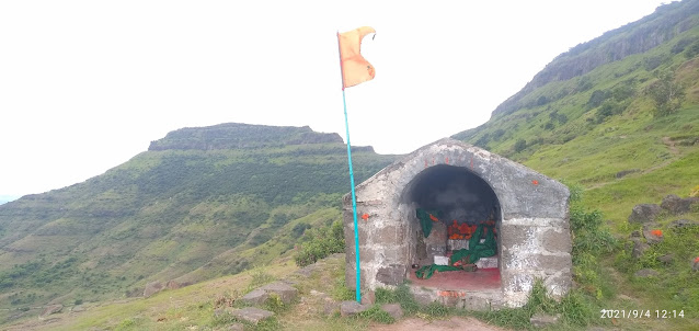 मंदिर व मागे वंदनगड