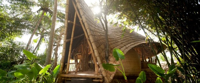 CATATAN MAS HERU: Uniknya Rumah Bambu Di Green Village