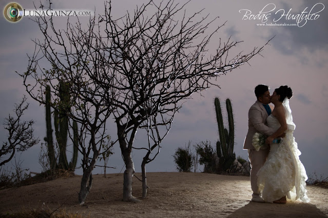 Su fotógrafo aprovechó a tomar los detalles más importantes de la boda:  El hermoso vestido,  La boda de Elizabeth y Joaquín se llevo a cabo el día 09 de enero del 2017 en Bahías de Huatulco Oax. en el Hotel Las Brisas Huatulco.