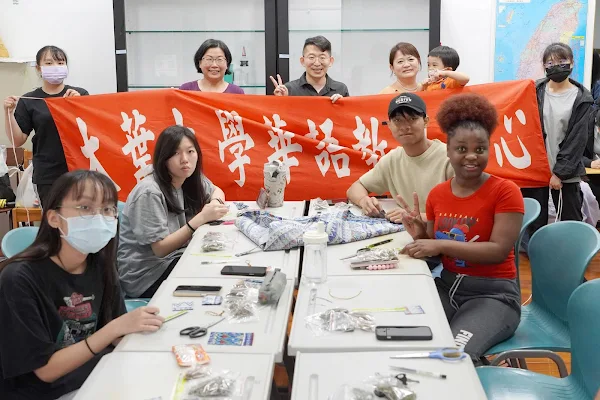 ▲大葉大學華語教學中心透過祈福香包體驗，帶領境外生認識端午節。（大葉大學提供）
