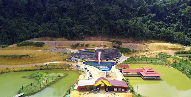 Foto Wahana Kolam Renang di Taman Wisata Bukit SEMUGANG dari atas