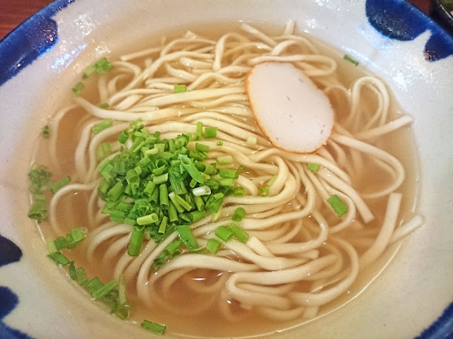 りんくる焼肉丼そばセットの沖縄そばの写真