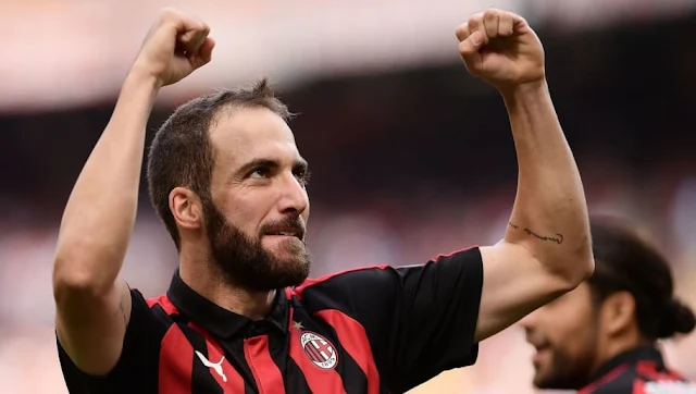 Gonzalo Higuain: Juventus striker close to completing Chelsea loan move