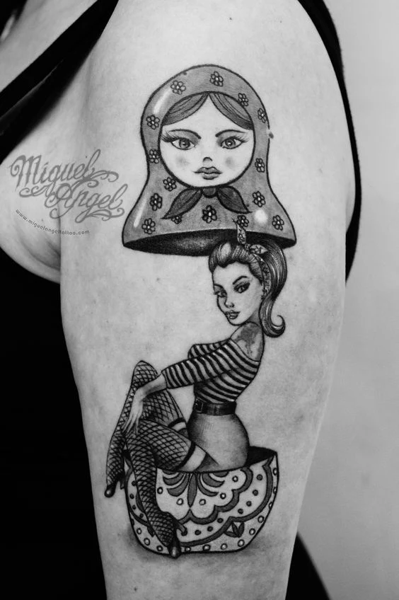 Tatuaje de Matrioska para mujer que es una delicia