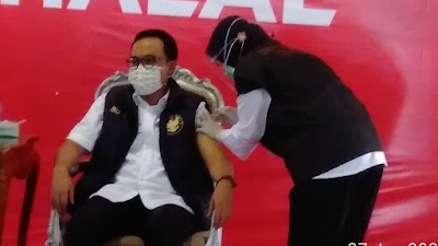  Vaksinasi Corona di Pamekasan: Bupati Divaksin Pertama, Kurang Sehat Ketua DPRD-Sekdakab Ditunda