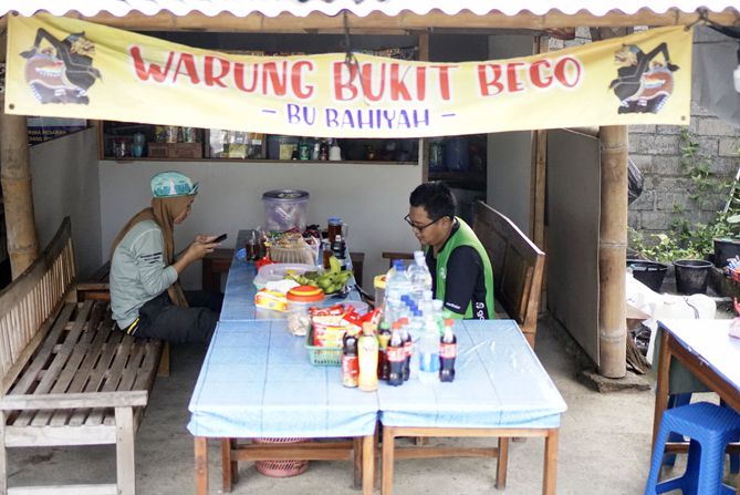 Menikmati gorengan dan teh panas di warung Bukit Bego