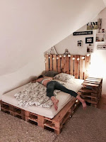 Decorar la habitación con camas hechas de palets de madera