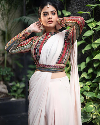 Telugu Tv Anchor Sreemukhi latest Saree Photoshoot