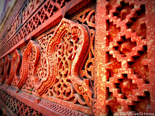 wall design of qutub tomb from outer side at qutub complex