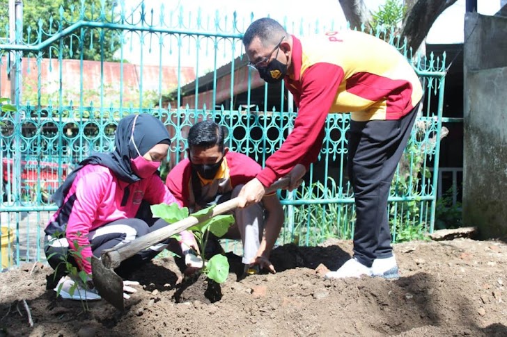 Kapolres Takalar Bersama Bhayangkari Manfaatkan Lahan Kosong Dengan Menanam Sayuran